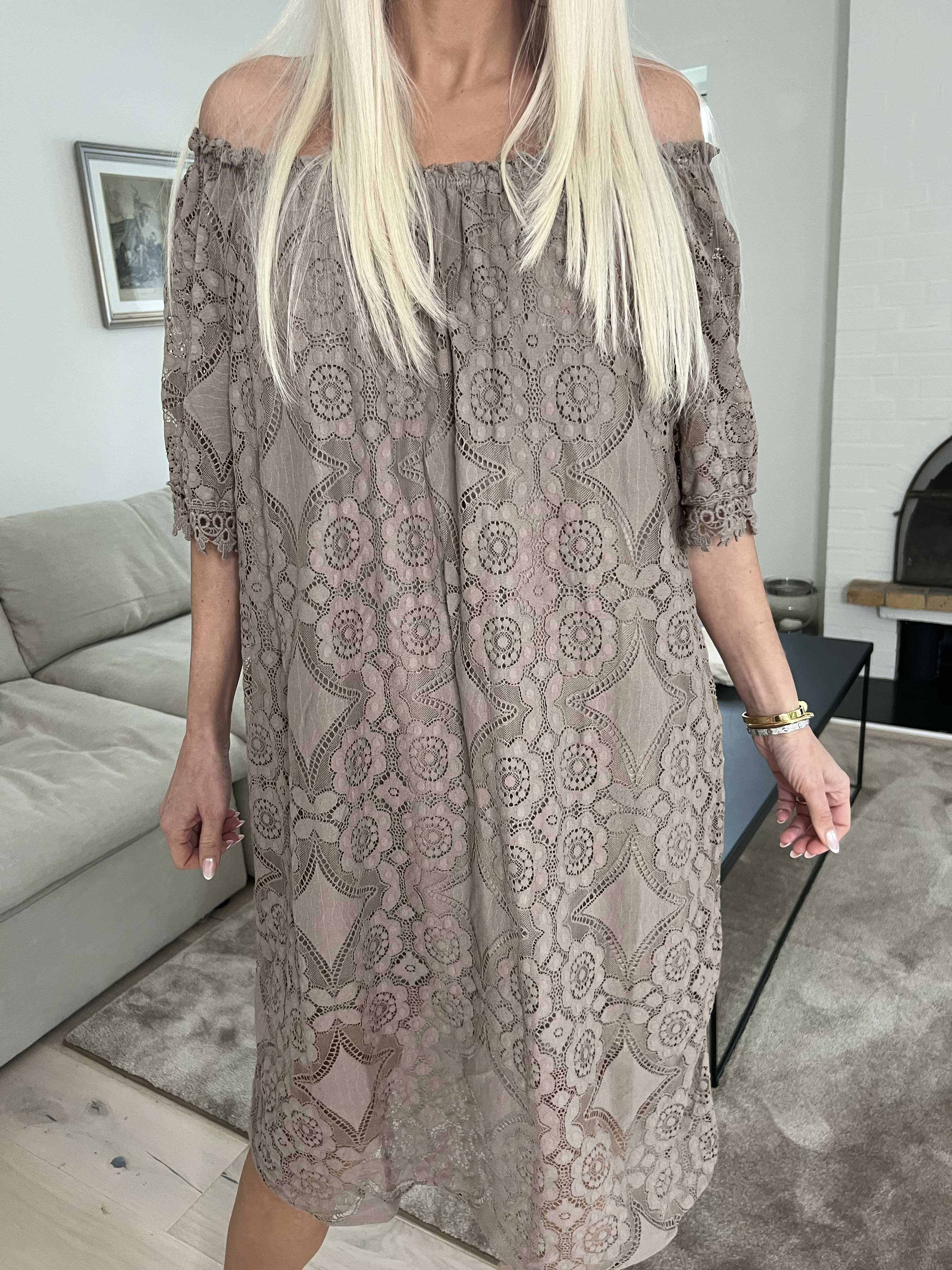 Thea - Sød blondekjole med elastikkant i udskæringen